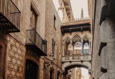 Barselona Gotik Mahallesi 'ndeki tarihi köprü, Bishop Caddesi.