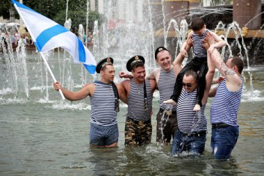 Donanma Günü. İnsanları çeşmede yıkamak 