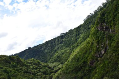 Bir tren dağın yamacında tanımlanamaz.