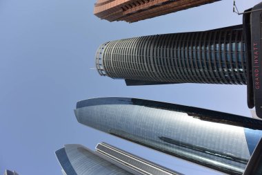 Yüksek bir binanın yakın çekimi tanımlandı.