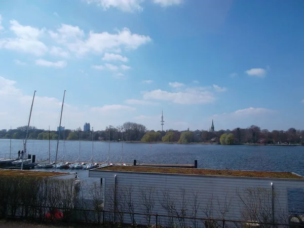 Een brug over een watermassa — Stockfoto