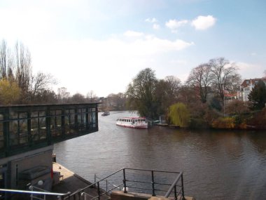 Bir tekne bir su kütlesinin yanına yanaştı.