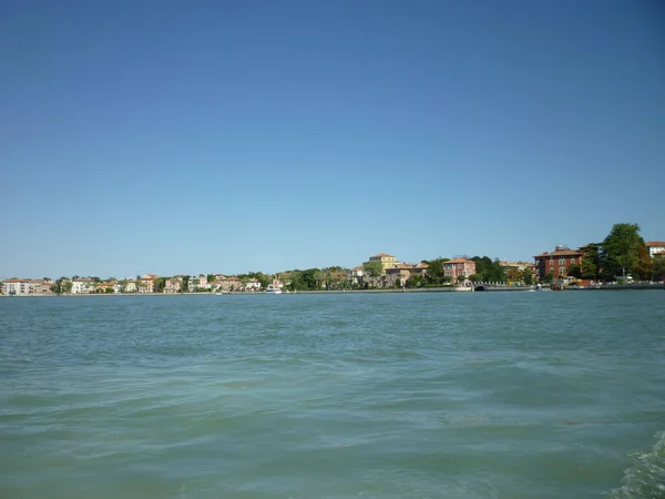 Un grande specchio d'acqua — Foto Stock