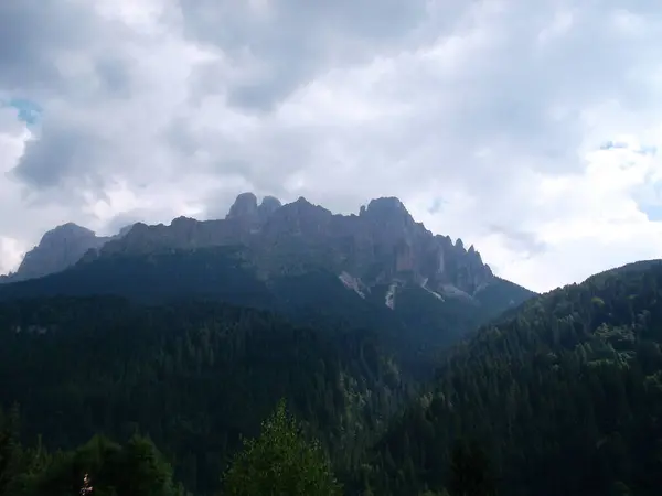 Un panneau sur le flanc d'une montagne — Photo