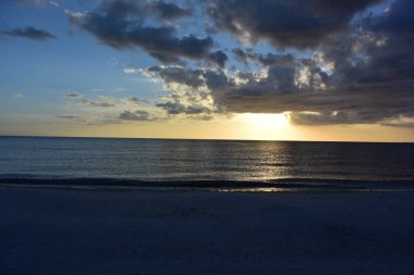 Gün doğumunda gökyüzünde bulutlar