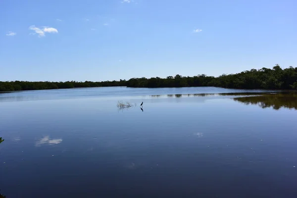 Una señal en el lado de un lago —  Fotos de Stock