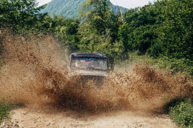 Offroad vagonu kötü yolda. Off-road yarışında çamur ve su sıçraması. Offroad araba seferi