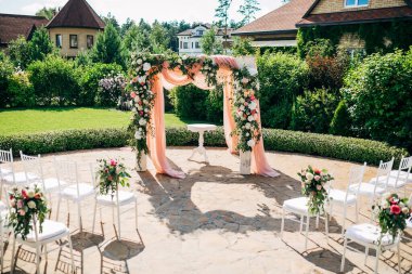 Güzel beyaz kemer ve sandalye çimenlikteki düğün töreni için
