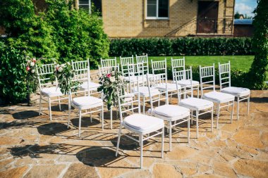 Düğün töreni için düz sıra beyaz sandalyeler.