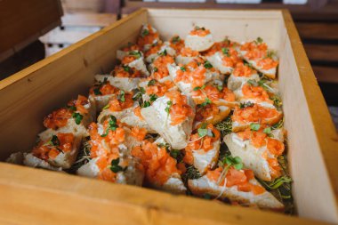 Etkinliğin ziyaretçileri için kırmızı balıklı kanepeler ve sandviçler hazırlandı. Kahvaltı çok lezzetlidir..