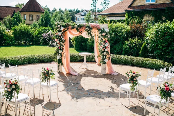 Hermoso Arco Blanco Silla Para Ceremonia Boda Césped — Foto de Stock