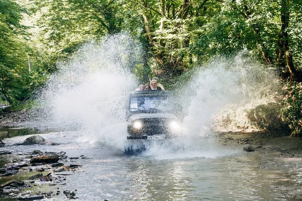 Offroad vagonu kötü yolda. Off-road yarışında çamur ve su sıçraması. Offroad araba seferi
