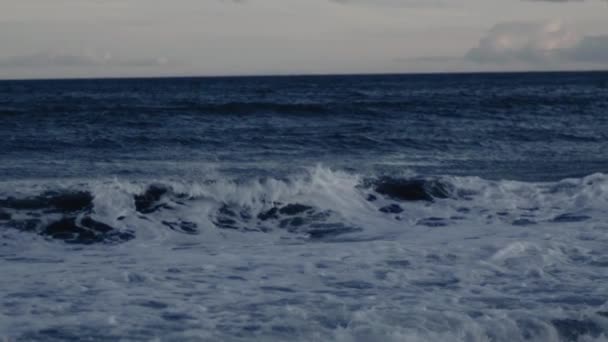 Волны Пляже Исландии — стоковое видео