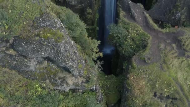 Tiro Aéreo Uma Cachoeira Nas Rochas Islândia — Vídeo de Stock