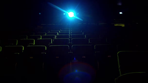 Κινηματογράφος, προβολείς φωτίζει καρέκλες — Αρχείο Βίντεο