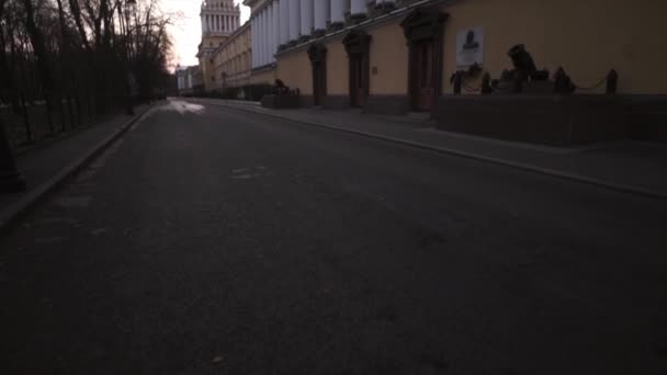 Rahmen, Straße mit altem Gebäude, goldener Kuppel und Säulen — Stockvideo