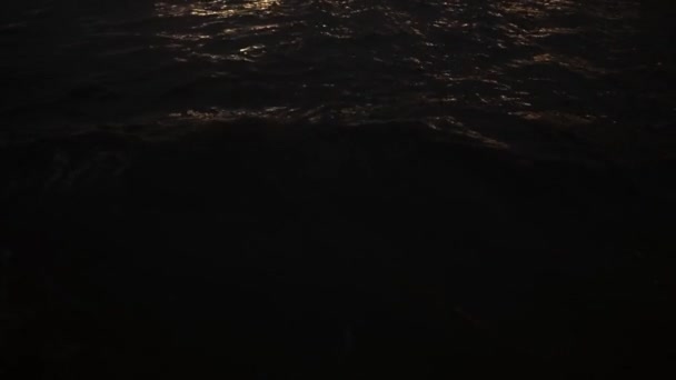 Canal, reflexos de luz de lanternas, edifícios na costa — Vídeo de Stock