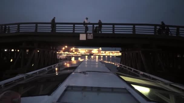 Moldura do barco no canal, a ponte e as pessoas que caminham sobre a ponte — Vídeo de Stock