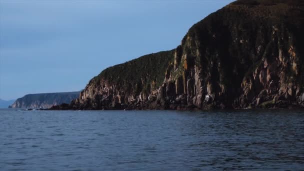 Cadre avec eau, pierres, rochers, falaise, montagnes au Kamchatka — Video