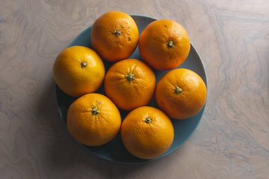 Sağlıklı yemek için portakallı meyve tabağı.