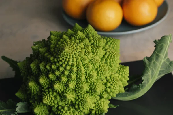 Coliflor Naranjas Una Mesa Comedor Para Plato Saludable — Foto de Stock