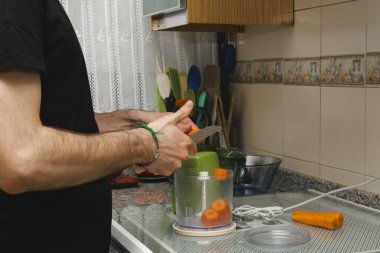 Havuç pirzolası kıyma makinesine dökülüyor ve havuçlu kek yapıyor. Kendi kendine fırında tatlı ya da kahvaltı.