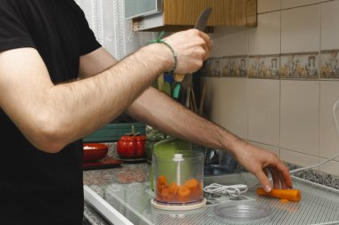 Havuç pirzolası kıyma makinesine dökülüyor ve havuçlu kek yapıyor. Kendi kendine fırında tatlı ya da kahvaltı.