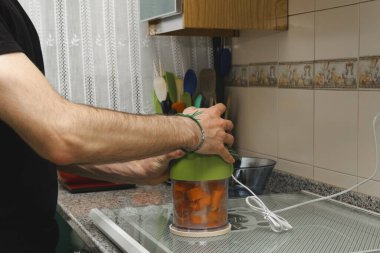 Kıyma makinesinde havuçlu kek yapmak için havuç dilimleri. Kendi kendine fırında tatlı ya da kahvaltı.