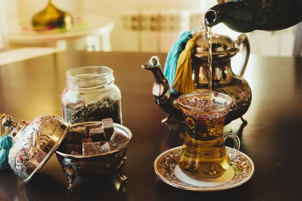Подавать Мятный Чай Чайника Стакане Чая Коричневом Столе — стоковое фото