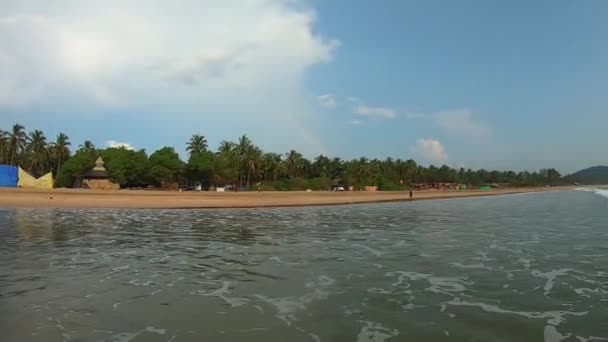 Panorama Över Stranden Med Regnbåge Himlen — Stockvideo