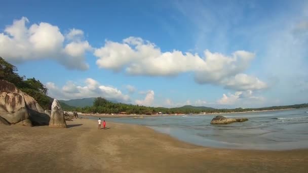阳光普照的海滩上的景色 — 图库视频影像