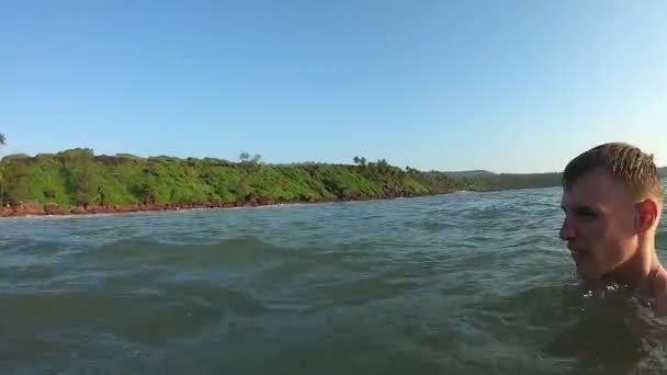 Caucasien Gars Détend Dans Eau Avant Coucher Soleil — Video