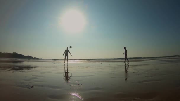 Dois Caras Malabarismos Uma Bola Praia Maré Baixa Sob Sol — Vídeo de Stock