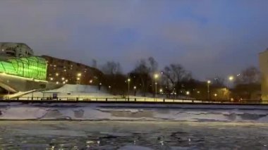 Moskova / Rusya - 02.14.2020: Akşam üzeri şehir merkezinde donmuş bir nehirde tekne gezisi 