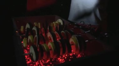 Sebzeler ızgarada kızarıyor.