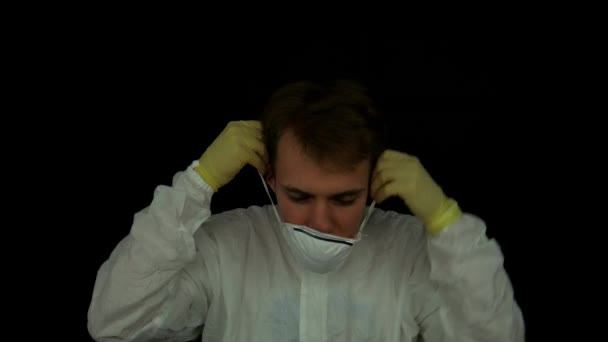 年轻的高加索男子演示如何正确地放置呼吸器 — 图库视频影像