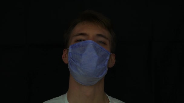 Een Blanke Man Met Een Beschermend Masker Ademt Stoom Uit — Stockvideo