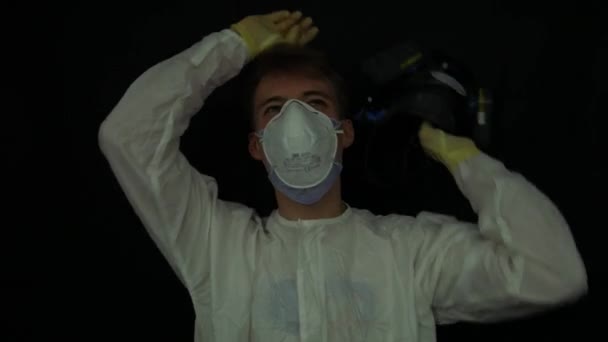 Homem Caucasiano Tira Respirador Duplo Máscara Uma Trama Abursd — Vídeo de Stock