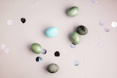 Boyalı yumurta, sarı lale. Gümüş yılanbalığı ve gri arkaplan üzerine yazı için yeri olan konfeti, düz yatak, Mutlu Paskalyalar, kadın ya da anneler günü konsepti