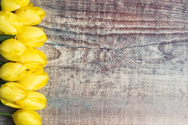 Geschilderde Eieren Gele Tulpen Zilveren Serpentijn Confetti Met Ruimte Voor — Stockfoto