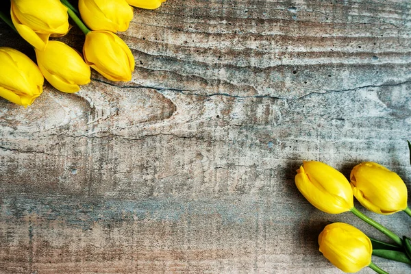 Geschilderde Eieren Gele Tulpen Zilveren Serpentijn Confetti Met Ruimte Voor — Stockfoto