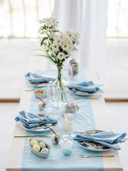 Decoratieve Feestelijke Tafel Met Hemelsblauwe Textielservet Tafelkleed Eieren Bloemschaal Gouden — Stockfoto