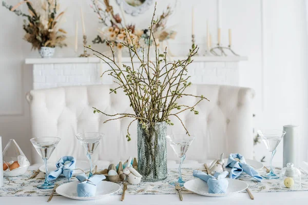 Decoratieve Feestelijke Tafelschikking Met Hemelsblauwe Textielservet Bloementafelkleed Paaseieren Borden Gouden — Stockfoto