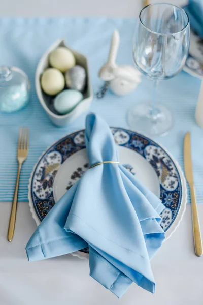 Decoratieve Feestelijke Tafel Met Hemelsblauwe Textielservet Tafelkleed Eieren Bloemschaal Gouden — Stockfoto