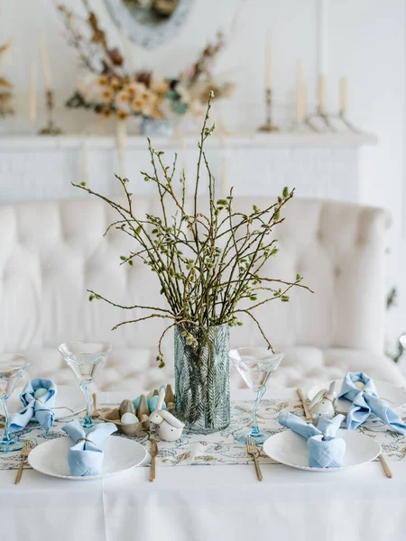 Decoratieve Feestelijke Tafelschikking Met Hemelsblauwe Textielservet Bloementafelkleed Paaseieren Borden Gouden — Stockfoto