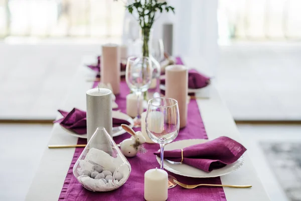 Feestelijke Tafelschikking Met Marsala Violet Textiel Servet Tafelkleed Paaseieren Witte — Stockfoto