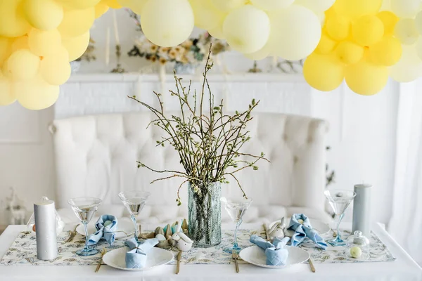 Feestelijke Tafelschikking Voor Traditioneel Diner Hemelsblauwe Textielservet Bloementafelkleed Paaseieren Gouden — Stockfoto