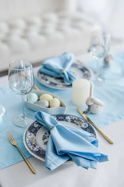 Vakantie Paastafel Met Hemelsblauw Textiel Servet Tafelkleed Eieren Schotel Bestek — Stockfoto