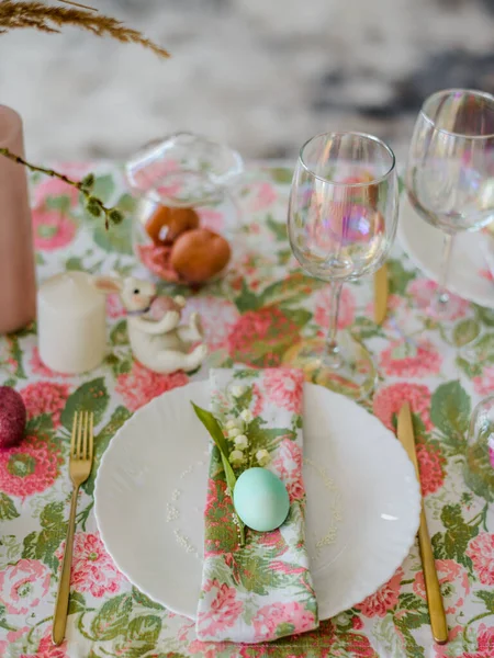 Decoração Mesa Festiva Com Toalha Mesa Floral Ovo Prato Talheres — Fotografia de Stock