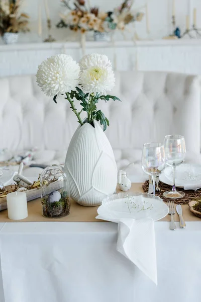 Pasen Feestelijke Elegante Home Table Setting Decor Versierde Tafel Voor — Stockfoto